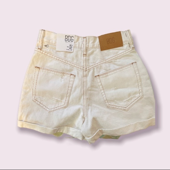 ✨NWOT!✨ BDG High Waisted Mom Shorts// Cuffed Hem// White// Size 26 - Picture 6 of 6
